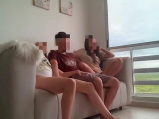 Estamos aburridos viendo টিভি as� que mis dos hermanastras আমাকে masturban y tenemos sexo