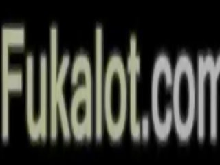 Голям бюст брюнетка с удивителни тънък блондинки