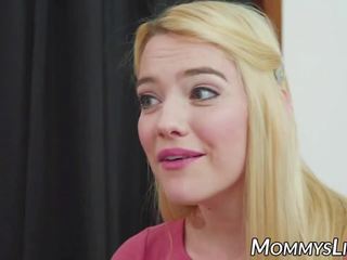 Kenna джеймс дразни тя клитор докато дупе tongued от мащеха