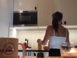 Ідеальна pokies на в кухня камера, braless sylvia і її дивовижна соски
