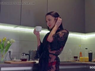 Немски разузнавач - привлекателен млад mademoiselle подмамени към майната в улица.