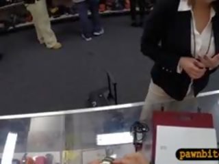 Μεγαλοπρεπής επιχείρηση κορίτσι του σχολείου καρφωμένα στο ο pawnshop