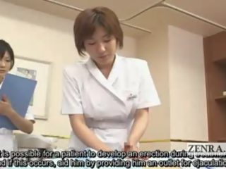 자막 옷을 입은 여성의 벌거 벗은 남성 일본의 주무르기 온천 그룹 demonstration