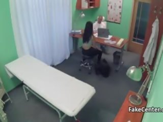 Με πλούσιο στήθος μητέρα που θα ήθελα να γαμήσω fucks surgeon στο γραφείο
