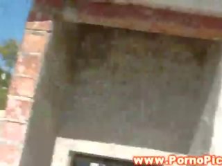 Публічний чіка з еліта культо на відкритому повітрі в публічний