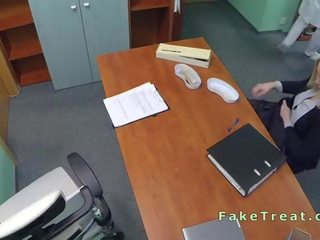 Sales γυναίκα χτυπούσαν με medic σε απομίμηση νοσοκομείο