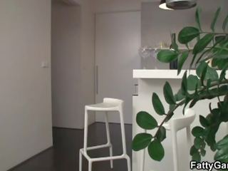 脂肪 遊戲: 巨大 titted 脂肪 是 拍著 上 該 地板
