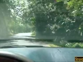 Hitchhiking пара picked вгору і трахання в в заднє сидіння