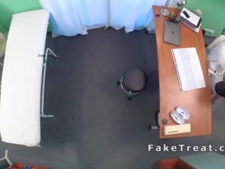 Medic трахає татуювання грудаста пацієнт